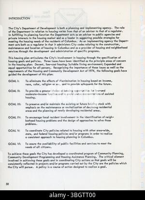 La page 24 détaille certaines parties d'un plan de logement de 1977 lié à la Loi sur le logement et le développement communautaire, y compris des cartes, des tableaux et des stratégies visant à accroître la sécurité et le prix du logement. Banque D'Images