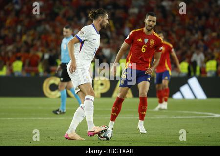Adrien Rabiot, de France, Mikel Merino, d'Espagne, lors du match de demi-finale de l'UEFA Nations League opposant l'Espagne à la France le 5 juin 2025 au MHPArena, Neckarstadion à Stuttgart, Allemagne Banque D'Images