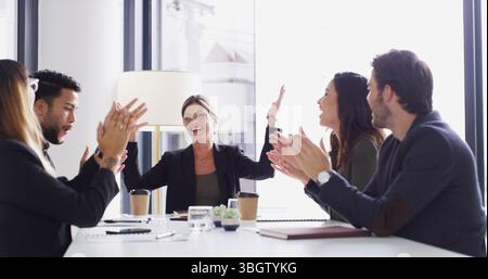 Applaudissez les mains, la célébration et les gens d'affaires au bureau avec félicitations pour la promotion de l'emploi. Heureux, applaudissements et équipe de directeurs financiers Banque D'Images