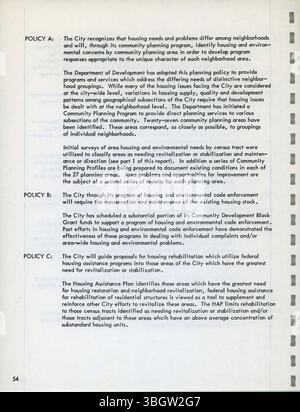 Le plan d'aide au logement de troisième année de 1977 définit les objectifs en matière de logement conformément à la Loi sur le logement et le développement communautaire de 1974. Il comprend une analyse des conditions de logement, accompagnée de cartes et de tableaux à l'appui, et met l'accent sur un effort coordonné entre les secteurs public et privé pour créer des logements abordables et sûrs. Banque D'Images