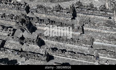 Une vue aérienne époustouflante révèle les couloirs géométriques et les terrasses complexes de Borobudur, le plus grand temple bouddhiste du monde, mettant en valeur son ancien temple Banque D'Images