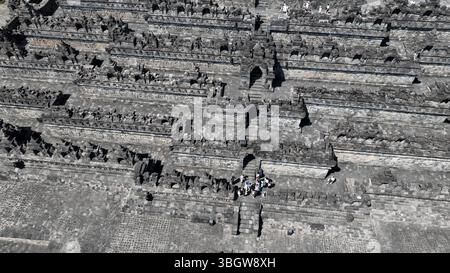Une vue aérienne époustouflante révèle les couloirs géométriques et les terrasses complexes de Borobudur, le plus grand temple bouddhiste du monde, mettant en valeur son ancien temple Banque D'Images