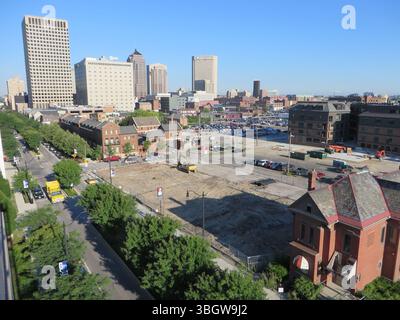 Photographies aériennes prises le 25 juillet 2014, au-dessus de East Gay Street à Columbus, Ohio. Les vues montrent des bâtiments tels que le Continental Centre, l'Ohio Bell Building, les condominiums de lancement du quartier, les bureaux de Stewart Jaffy & Associates, les appartements Normandie, le Hills Market et une sculpture D'ART en acier rouge. Banque D'Images