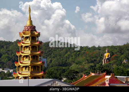 Le sommet de la pagode de Wat Tham Suea, entouré d'arbres et de nuages blancs, est situé dans la province de Kanchanaburi. Banque D'Images
