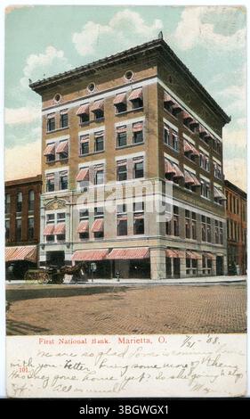 Une carte postale en couleur du bâtiment de la First National Bank à Marietta, Ohio. L'image met en valeur l'architecture historique de ce bâtiment emblématique de la ville. Banque D'Images