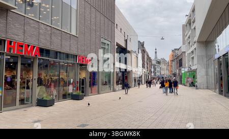 Tilburg pays-Bas 3 juin 2025 zone piétonne commerciale avec magasin HEMA. magasins, winkels, Banque D'Images