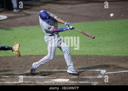 Tampa, Floride, États-Unis. 5 juin 2025. Marcus Semien (2), deuxième base des Texas Rangers, frappe son deuxième home run sur le terrain gauche en haut de la septième manche lors d’un match de baseball de la MLB contre les Rays de Tampa Bay, jeudi 5 juin 2025, au terrain George M. Steinbrenner. Les rayons battent les Rangers 4-3. (Crédit image : © Kim Hukari/ZUMA Press Wire) USAGE ÉDITORIAL SEULEMENT ! Non destiné à UN USAGE commercial ! Banque D'Images