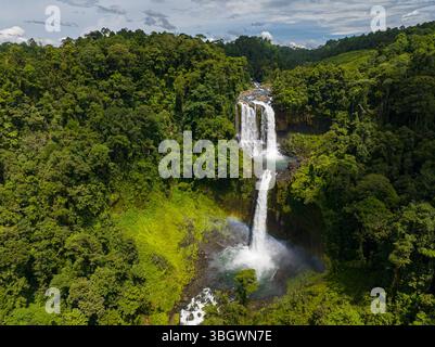 Belle vue sur la cascade à deux niveaux aux Philippines. Limunsudan Falls. Mindanao. Banque D'Images