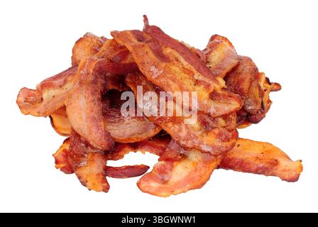 Tranches de bacon fumé frites isolées sur fond blanc Banque D'Images