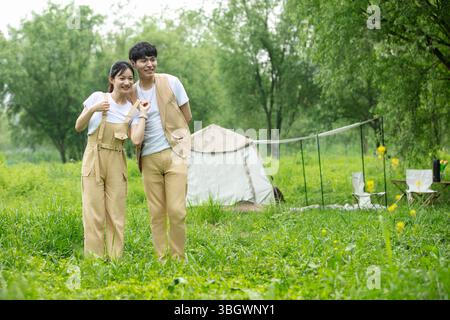 jeune couple côte à côte, prêt pour la caméra Banque D'Images