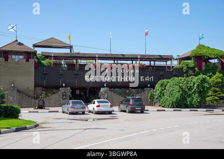AZOV, RUSSIE - 21 MAI 2025 : le restaurant 'mur de la forteresse' dans le centre historique d'Azov, région de Rostov Banque D'Images