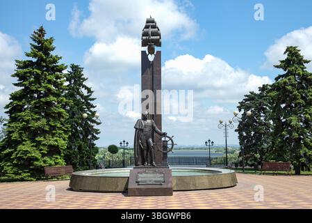 AZOV, RUSSIE - 21 MAI 2025 : Monument à l'amiral Lazarev et au navire 'Azov'. Azov, région de Rostov Banque D'Images