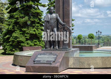 AZOV, RUSSIE - 21 MAI 2025 : Monument à l'amiral Mikhaïl Petrovich Lazarev. Azov, région de Rostov Banque D'Images