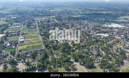 Une vue aérienne panoramique capture Candi Lumbung Candi Bubrah et Candi Sewu au milieu d'arbres luxuriants et de rizières avec les temples s'élevant au-dessus du Javan Banque D'Images