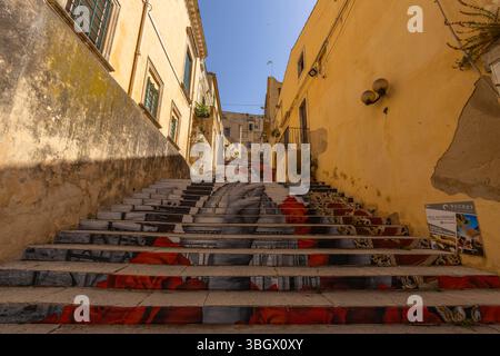 NOTO, ITALIE, 22 JUIN 2023 - escaliers décorés à Noto, province de Syracuse, Sicile, Italie Banque D'Images