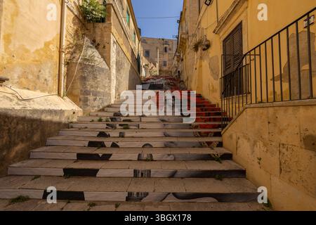 NOTO, ITALIE, 22 JUIN 2023 - escaliers décorés à Noto, province de Syracuse, Sicile, Italie Banque D'Images