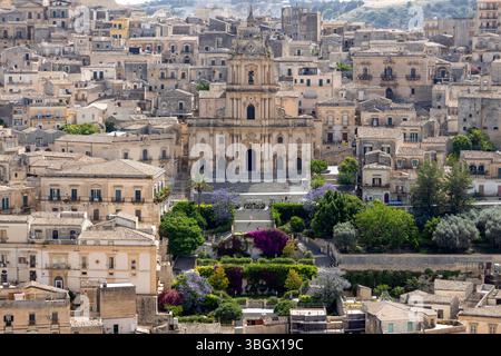MODICA, ITALIE, 23 JUIN 2023 - vue panoramique de Modica avec la cathédrale Saint-Georges à Modica, province de Raguse, Sicile, Italie Banque D'Images