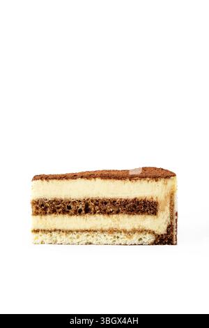 Une délicieuse tranche de gâteau superposée qui présente un motif chocolat et crème exquis Banque D'Images