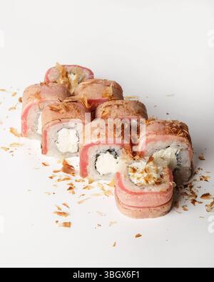 Arrangement exquis et magnifiquement présenté Sushi Roll avec diverses garnitures Banque D'Images