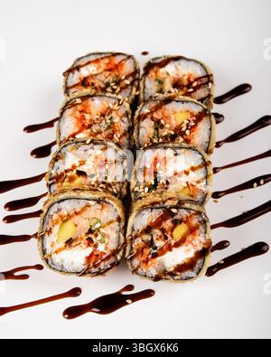 Savourez ces délicieux Sushi Rolls, savamment confectionnés avec de la sauce arrosée et de la garniture vibrante Banque D'Images