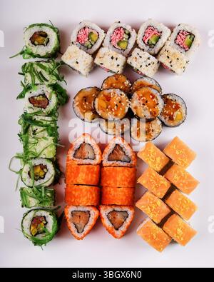 Un assortiment délicieux et coloré de divers Sushi Rolls et gourmandises vous attend aujourd'hui Banque D'Images