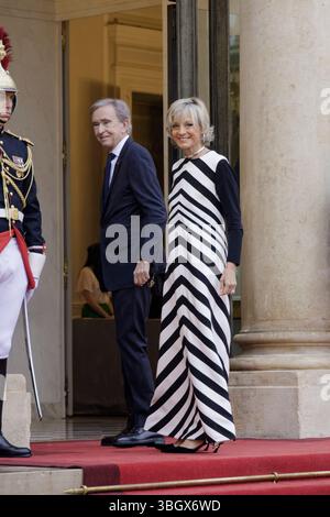 Paris, France. 5 juin 2025. Bernard Arnault, PDG de LVMH, et son épouse Hélène Mercier-Arnault assistent au dîner d’État du Président de la République fédérative du Brésil, Luiz Inacio Lula da Silva, le 5 juin 2025 au palais présidentiel de l’Elysée à Paris. Crédit : Bernard Menigault/Alamy Live News Banque D'Images