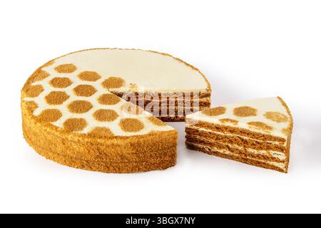 Il s'agit d'un délicieux gâteau en nid d'abeille avec des tranches magnifiquement disposées sur un fond blanc Banque D'Images