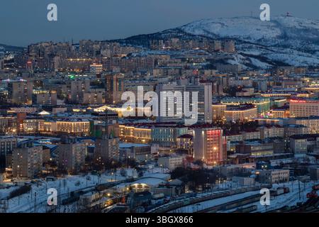 MOURMANSK, RUSSIE - 11 MARS 2025 : vue de Mourmansk un soir de mars Banque D'Images