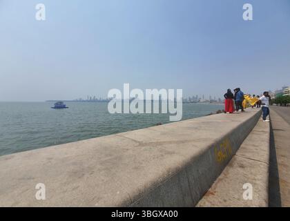 Mumbai, Inde- 07 avril 2025 : vue de la plage de Marine Drive dans la soirée de loin Banque D'Images