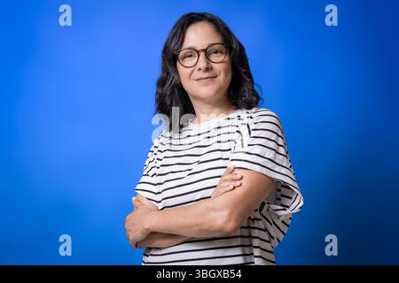 jeune femme hispanique adulte dans ses 40 ans avec des lunettes en studio avec des vêtements décontractés. concept de soins oculaires et de soins de la vue et lunettes Banque D'Images