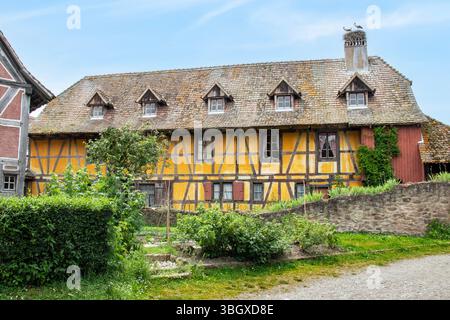 Maison à colombages avec nid de cigognes blanches sur le toit Banque D'Images