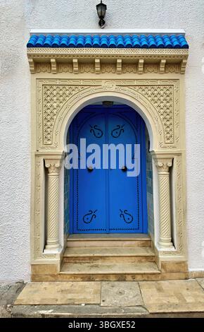 Traditionnel arabe tunisien porte bleue sur une vieille maison dans la médina de Monastir Banque D'Images