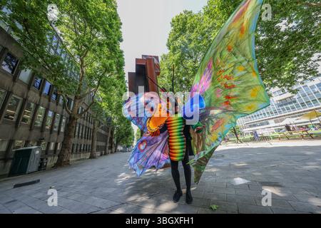 Imperial College Londres, Royaume-Uni. 06 juin 2025. A la veille du grand festival de la route de l'exposition, un costume de papillon coloré inmense a été dévoilé par l'Imperial College, 4 Mt d'ailes de haut, en préparation du festival Butterflys Carnival 6-7 mai Exhibition Road.Paul Quezada-Neiman/Alamy Live News Credit : Paul Quezada-Neiman/Alamy Live News Banque D'Images