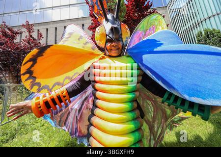 Imperial College Londres, Royaume-Uni. 06 juin 2025. A la veille du grand festival de la route de l'exposition, un costume de papillon coloré inmense a été dévoilé par l'Imperial College, 4 Mt d'ailes de haut, en préparation du festival Butterflys Carnival 6-7 mai Exhibition Road.Paul Quezada-Neiman/Alamy Live News Credit : Paul Quezada-Neiman/Alamy Live News Banque D'Images