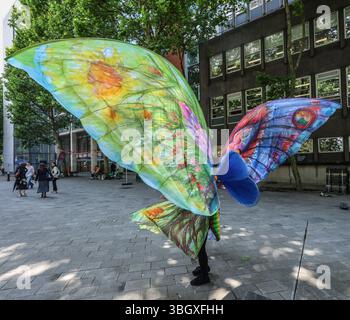Imperial College Londres, Royaume-Uni. 06 juin 2025. A la veille du grand festival de la route de l'exposition, un costume de papillon coloré inmense a été dévoilé par l'Imperial College, 4 Mt d'ailes de haut, en préparation du festival Butterflys Carnival 6-7 mai Exhibition Road.Paul Quezada-Neiman/Alamy Live News Credit : Paul Quezada-Neiman/Alamy Live News Banque D'Images