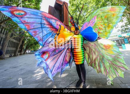 Imperial College Londres, Royaume-Uni. 06 juin 2025. A la veille du grand festival de la route de l'exposition, un costume de papillon coloré inmense a été dévoilé par l'Imperial College, 4 Mt d'ailes de haut, en préparation du festival Butterflys Carnival 6-7 mai Exhibition Road.Paul Quezada-Neiman/Alamy Live News Credit : Paul Quezada-Neiman/Alamy Live News Banque D'Images