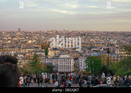Une vue panoramique sur les toits sans fin de Paris, vu du point de vue élevé de Montmartre, capturant l'immensité du His Banque D'Images