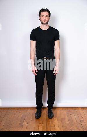 Une photo en studio pleine longueur d'un homme, qui semble être d'origine caucasienne avec des cheveux foncés et une barbe, debout et face à la caméra avec un e neutre Banque D'Images