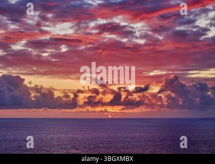 Feu Rouge coucher de soleil sur l'océan Atlantique depuis l'île de Flores dans les Açores du Portugal. Banque D'Images