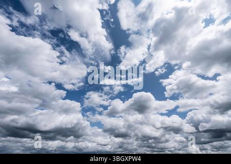 Rottweil, Allemagne. 06 juin 2025. Les nuages se rassemblent à Zepfenhan près de Rottweil. Crédit : Silas Stein/dpa/Alamy Live News Banque D'Images