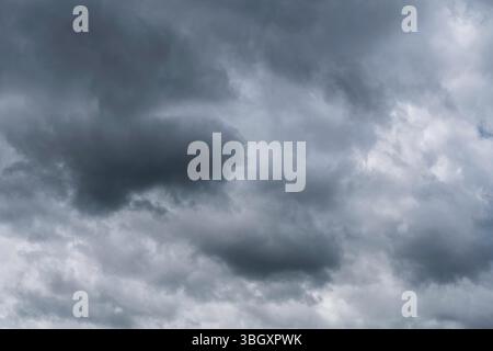 Rottweil, Allemagne. 06 juin 2025. Des nuages sombres se rassemblent à Zepfenhan près de Rottweil. Crédit : Silas Stein/dpa/Alamy Live News Banque D'Images