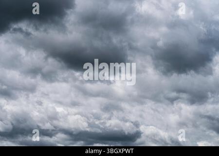 Rottweil, Allemagne. 06 juin 2025. Des nuages sombres se rassemblent à Zepfenhan près de Rottweil. Crédit : Silas Stein/dpa/Alamy Live News Banque D'Images