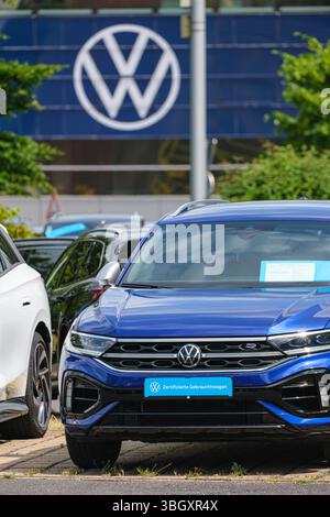 Lot concessionnaire Volkswagen avec des voitures d'occasion certifiées blanc et bleu Banque D'Images
