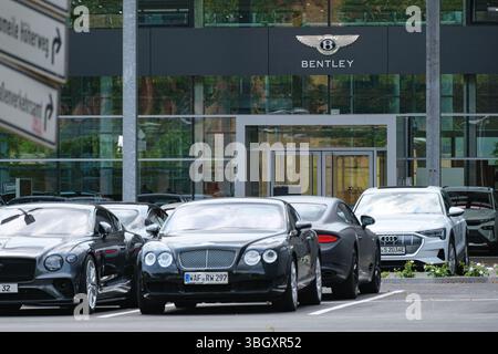 Showroom de luxe Bentley avec voitures premium garées devant Banque D'Images