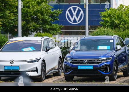 Lot concessionnaire Volkswagen avec des voitures d'occasion certifiées blanc et bleu Banque D'Images