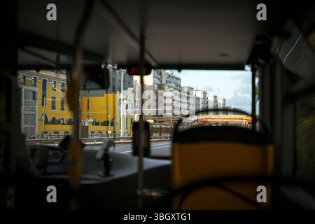 Vue de l'intérieur d'un bus public avec des scènes de rue de Lisbonne, Portugal Banque D'Images