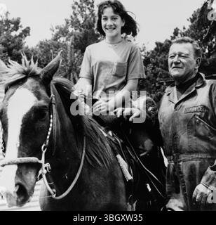 John Wayne (à droite) et sa fille Aissa, 12 ans, sur le tournage de son nouveau film Universal Pictures 'The Hellfighters'. 8 mai 1968 Banque D'Images