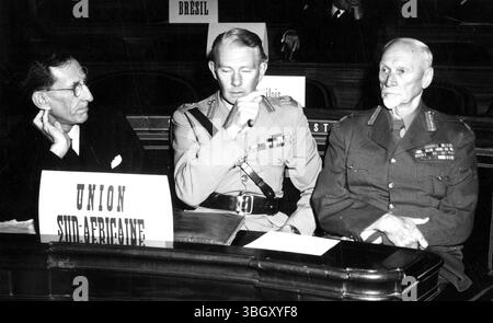 Le maréchal Jan Christian Smuts, premier ministre sud-africain (à droite) s'entretient avec le général de division F.H.Theron (au centre), qui a dirigé les représentants sud-africains à la conférence de paix à Paris. 21 août 1946 Banque D'Images
