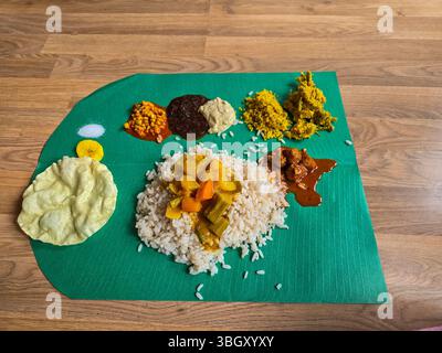 Gros plan image du Kerala Sadhya traditionnel servi sur une feuille de banane Banque D'Images