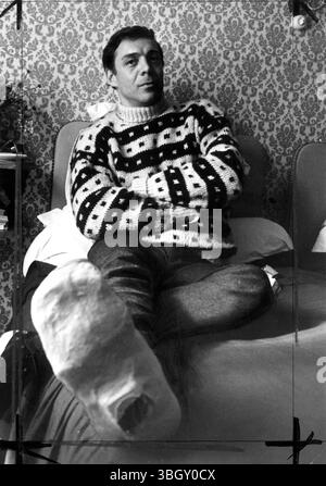 Paul Taylor, chef de l'American Dance Company, qui jouait au théâtre Odeon lorsqu'une « révolution culturelle » d'étudiants a pris le dessus, repose dans son lit d'hôtel avec une entorse à la cheville. Taylor est tombé sur une scène inégale qui n'avait pas été préparée parce que le syndicat de scène était en grève pour soutenir les étudiants. 1968 Banque D'Images